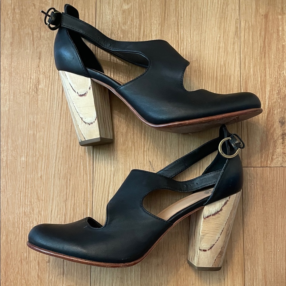 FORTRESS OF INCA Black Leather Heels with Natural Wooden Block Heel